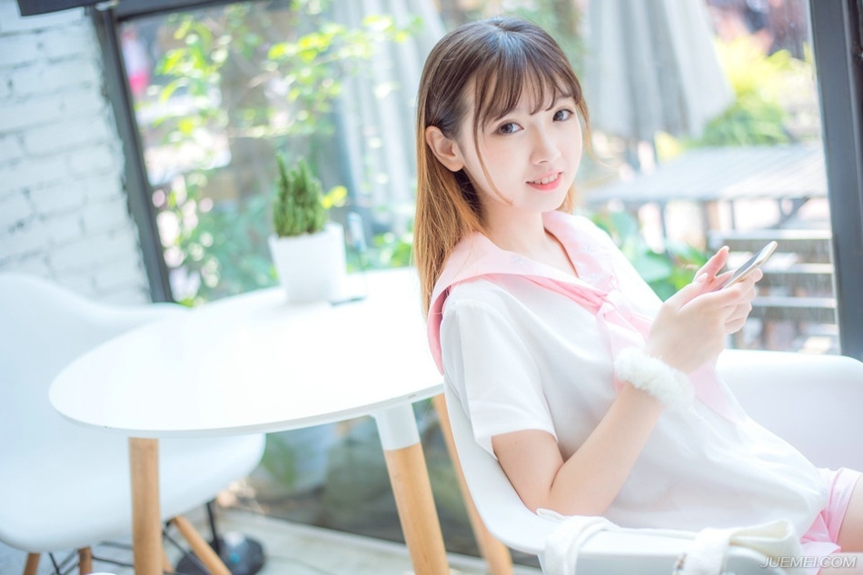 你要是不爱他，他多么爱你，他待你多么好，他的条件多么优秀，也是徒然的。自己不要的东西，为什么还要可惜呢?既然你甘心情愿放弃，你就没资格可惜。他曾是那么慷慨地等待你，他本来是你的，你自己选择不要，那就永远不要可惜。